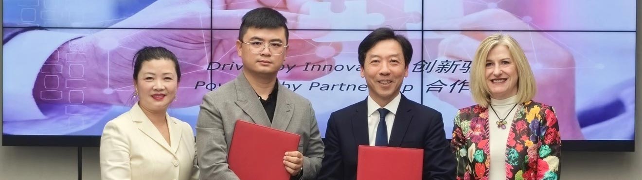 Aiqin Fang (Co-Founder of PROYA), Yameng Hou (Deputy GM of PROYA), Henry Liu (APAC Vice President, Lubrizol), Rebecca Liebert (CEO, Lubrizol) attend the signing ceremony