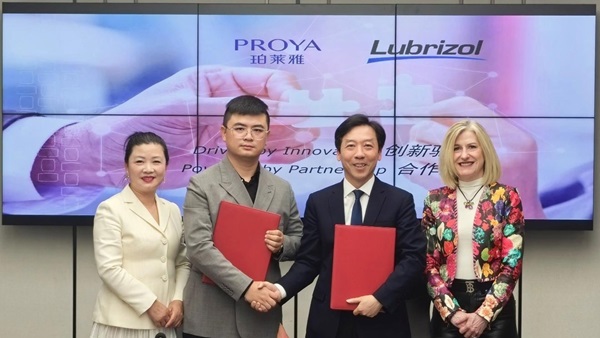 Aiqin Fang (Co-Founder of PROYA), Yameng Hou (Deputy GM of PROYA), Henry Liu (APAC Vice President, Lubrizol), Rebecca Liebert (CEO, Lubrizol) attend the signing ceremony