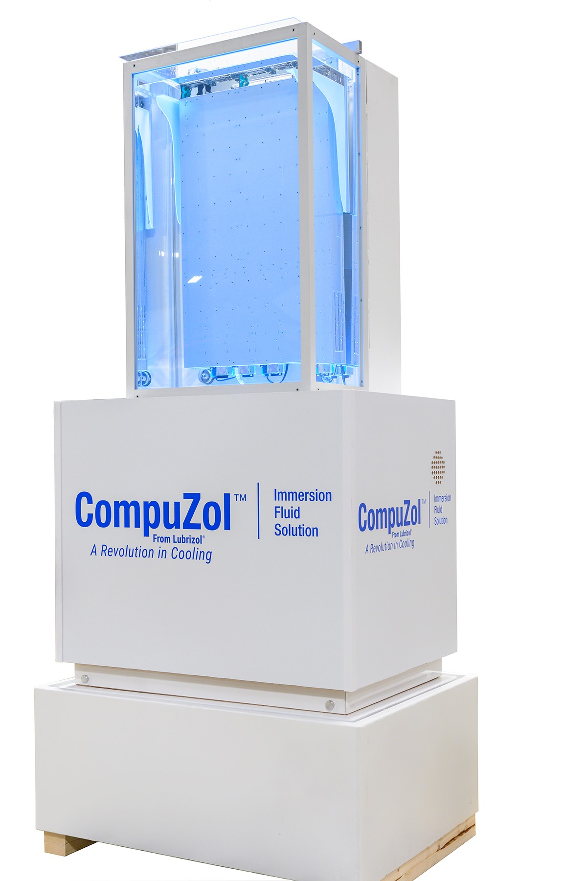 Intel®浸入式服务器浸入定制玻璃单元中，其中盛着CompuZol浸入式冷却液体