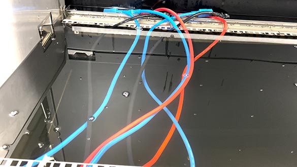 在路博润，连接着电缆的服务器被沉入含有CompuZol浸入液体解决方案的浸入箱中